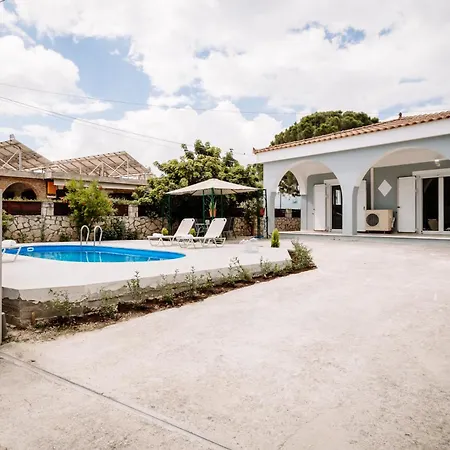 Rahes With Private Swimming Pool Áyios Kírikos